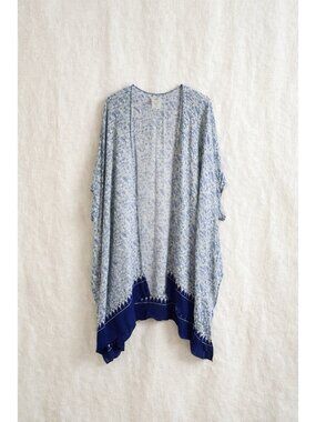 CABI Pattern Light Weight Blue Cover Up Shawl Open Fun Summer Spring Fall Cabi